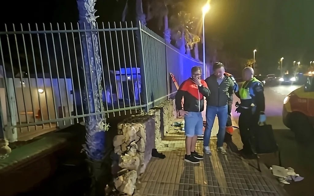 Agente de la Policía Local de Yaiza, y Ambulancia en el lugar de los hechos (Foto: La Voz de Lanzarote).