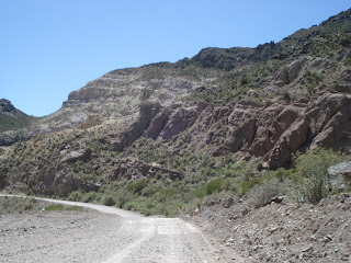 Camino de ripio en el Cañon del Atuel