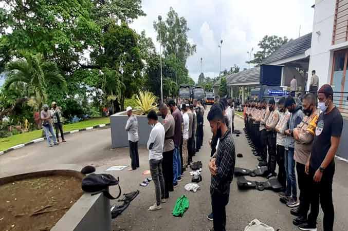 Demo UU Cipta Kerja, Polisi dan Demonstran di Ambon Shalat Berjamaah di Halaman DPRD