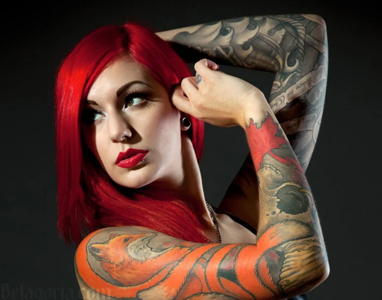 Un tatuaje de zorro en el brazo de una mujer