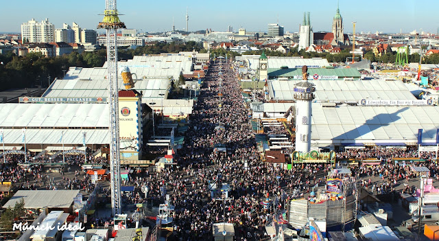 Vista hacia la Oktoberfest en Múnich desde la rueda panorámica