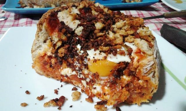 Pan relleno de huevos a la flamenca