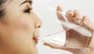 7 Manfaat Minum Air Putih di Pagi Hari