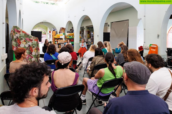 La segunda jornada del Festival de Poesía Escénica Nombrarse Volcán se acercó al Mercado Municipal de Los Llanos de Aridane