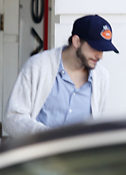 Ashton Kutcher Getting Coffee In Sherman Oaks