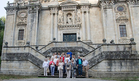 El grupo posando ante la fachada del monasterio de Samos.