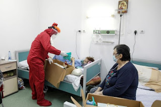 World news,covid-19,Romania, Romanian Nurse,Santa,Santa Claus,Masked Santa,coronavirus,