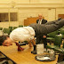 Thủ tướng Canada gây 'sốt' với tư thế yoga cực khó