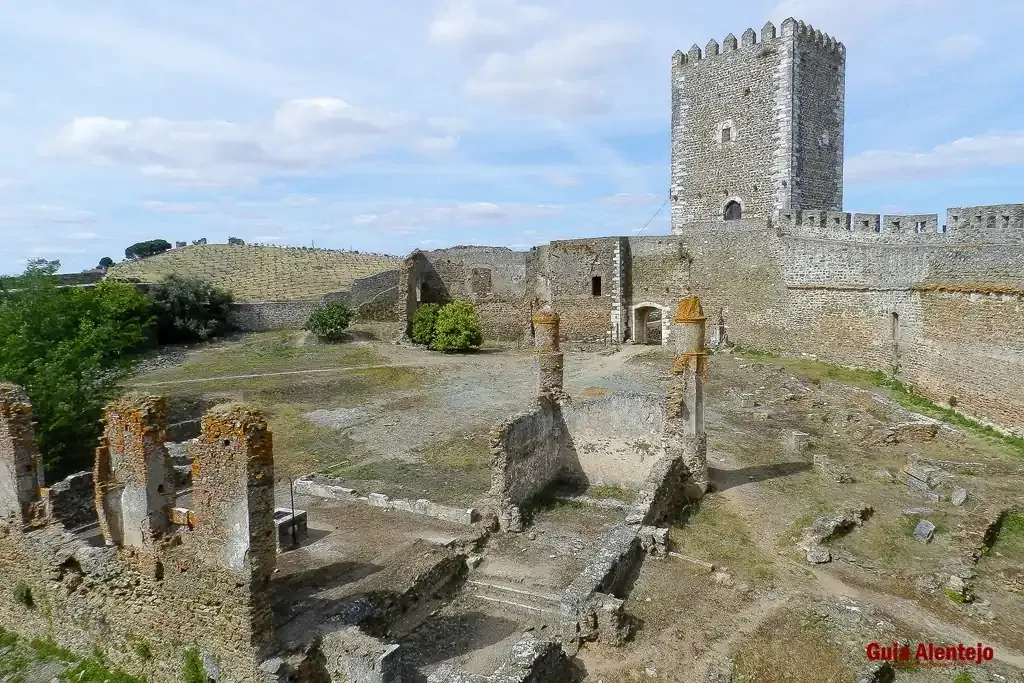 vista-interior-do-castelo-de-portel-com-o-guia-alentejo