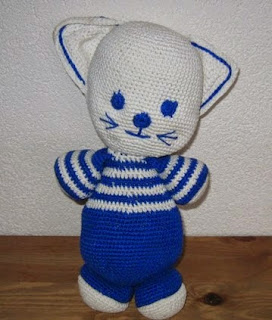 http://knuffels-breien-en-haken.jouwweb.nl/blauw-met-witte-poes