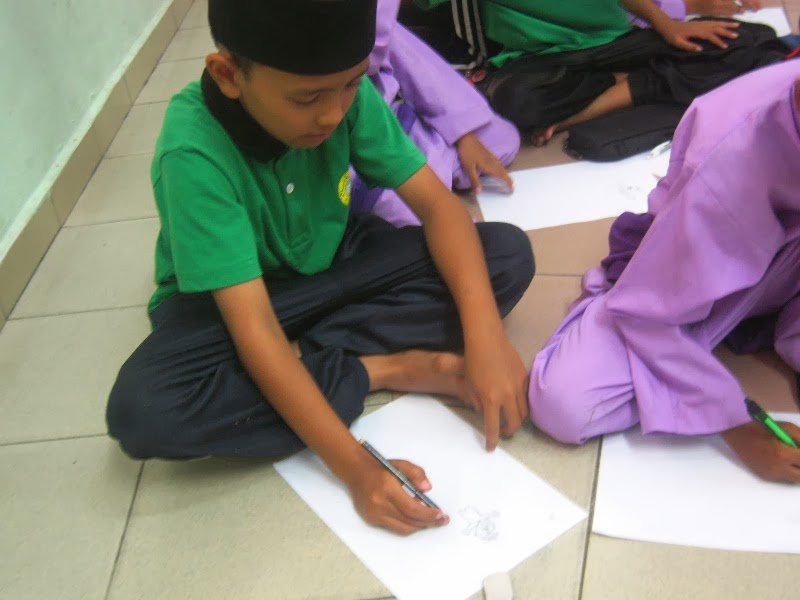 Murid murid ceria melukis kartun  Opak dan Ipit Sekolah 