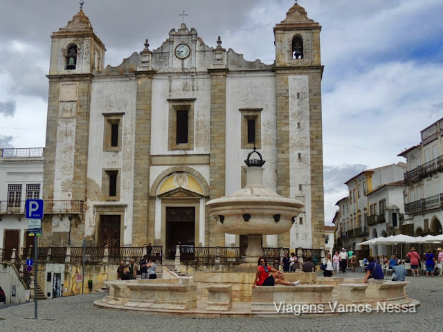 Praça do Giraldo, centro da cidade de Évora. Destaque para a fonte e a Igreja de Santo Antão