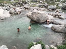 जिले में गर्मी के प्रकोप से लोग परेशान,जा रहे है खड्डो में नहाने 