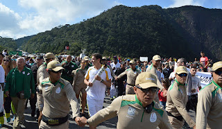 O atleta Gustavo Alves, de Teresópolis, encerra o revezamento no Soberbo
