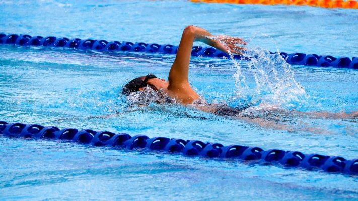 Kenapa tidak boleh menggunakan pakaian biasa saat berenang