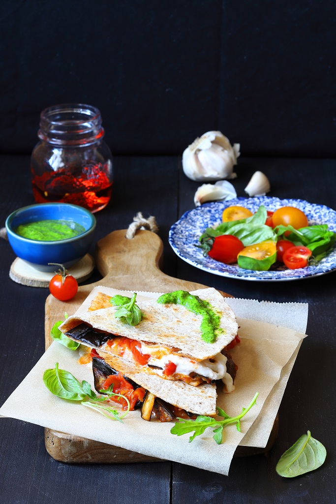 Piadina integrale con melanzane  e mozzarella