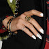 Vanessa Hudgens uñas decoradas a su estilo en fondo blanco