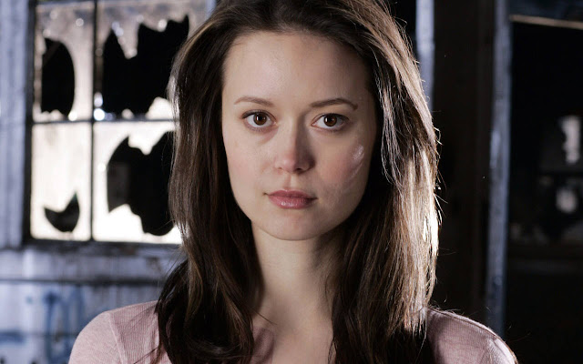 Summer Glau dashing