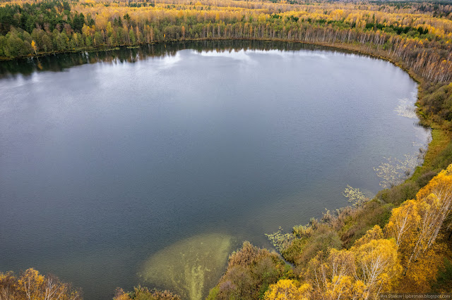 Озеро среди осеннего леса
