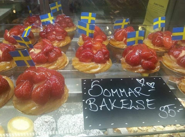 Strawberry cakes for Swedish National Day