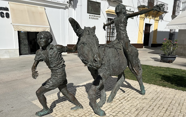 Escultura de niños jugando con Platero era una plaza de Moguer.