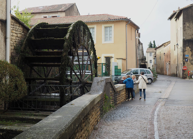 Иль-сюр-ла-Сорг, Франция – водяное колесо (Ile-sur-la-Sorgue - water wheel)