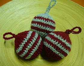 http://creacionesbatiburrillo.blogspot.com.es/2013/11/bolas-navidad-crochet.html