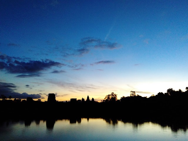 Amanhecer em templo Angkor Wat, em Siem Reap, no Camboja