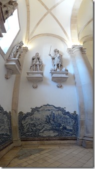 L'antichambre avec ses azulejos et ses statues de rois