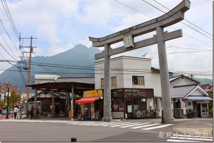 日本北九州-由布院街道。火車站往金鱗湖的路上可以見到這個使用水泥堆砌而成的大型「鳥居」，旁邊似乎是當地的活動中心，這裏也有許多的人力車聚集在這裏。