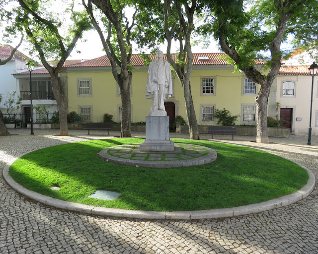 Statue of Doutor Passos Vella, Largo Doutor Passos Vella, Cascais