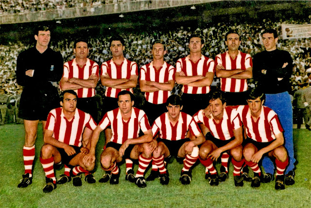 CLUB ATLÉTICO DE BILBAO. Temporada 1966-67. Iribar, Orue, Echeberría, Aranguren, Zugazaga, Larrauri, Deusto (portero suplente). Iñaki Sáez, Argoitia, Arieta II, Uriarte y Rojo I. VALENCIA C. F. 2 CLUB ATLÉTICO DE BILBAO 1 Domingo 02/07/1967, 20:00 horas. 63º Campeonato de España Copa del Generalísimo, final. Madrid, estadio Santiago Bernabeu: 100.000 espectadores. GOLES: 1-0: 45’, Jara. 2-0: 55’, Paquito. 2-1: 63’, Argoitia.