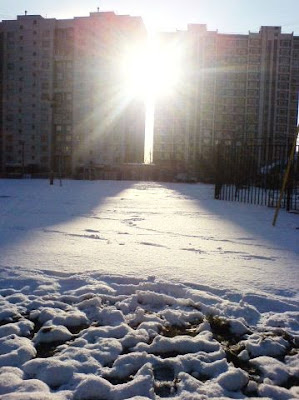 Весеннее солнце в городе.