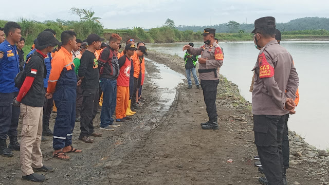 Kapolsek Bukateja Pimpin Langsung Pencarian Korban Hanyut di Sungai Pekacangan Purbalingga