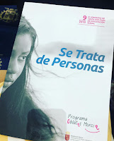 Cartel del evento. Una foto de una joven y el slogan en azul "Se trata de personas"