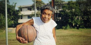 Nenek 76 tahun bermain basket