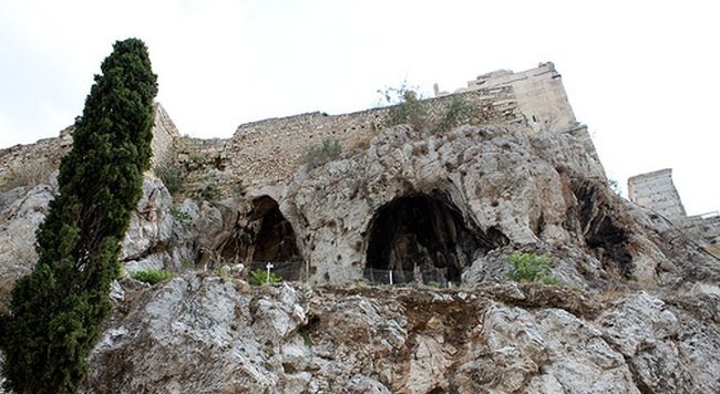 Τα αθέατα σπήλαια της Ακρόπολης