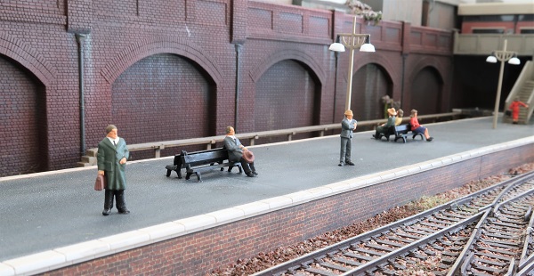 Peco model scene figures