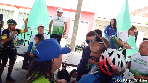 Enfermeiro Célio Rocha doa bicicleta a criança carente de Brejinho