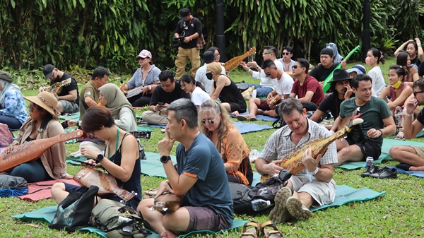 Belajar main sape' di Rainforest World Music Festival