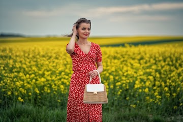 Kwiatowy outfit, zapach koloru w rzepakowym polu | Floral outfit in spring, canola field - Czytaj więcej »