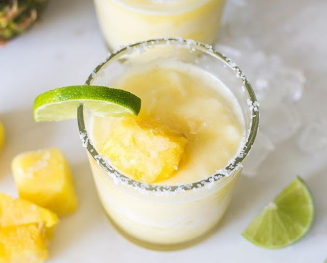 Frozen Pineapple Margaritas #drinks #cocktails