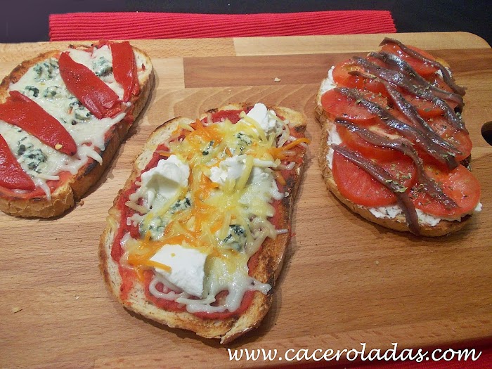 Tostas variadas con queso