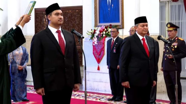 Kepala BNPT Komjen Rycko Amelza (kanan) saat dilantik sebagai Kepala Badan Nasional Penanggulangan Terorisme (BNPT) bersama Ario Bimo Nandito Ariotedjo atau Dito Ariotedjo sebagai Menteri Pemuda dan Olahraga (Menpora), di Istana Negara, Jakarta, Senin 3 April 2023.