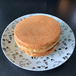Pancakes sans gluten, sans sucres ajoutées et sans lactose au yaourt végétal à la mangue (recette végétarienne)