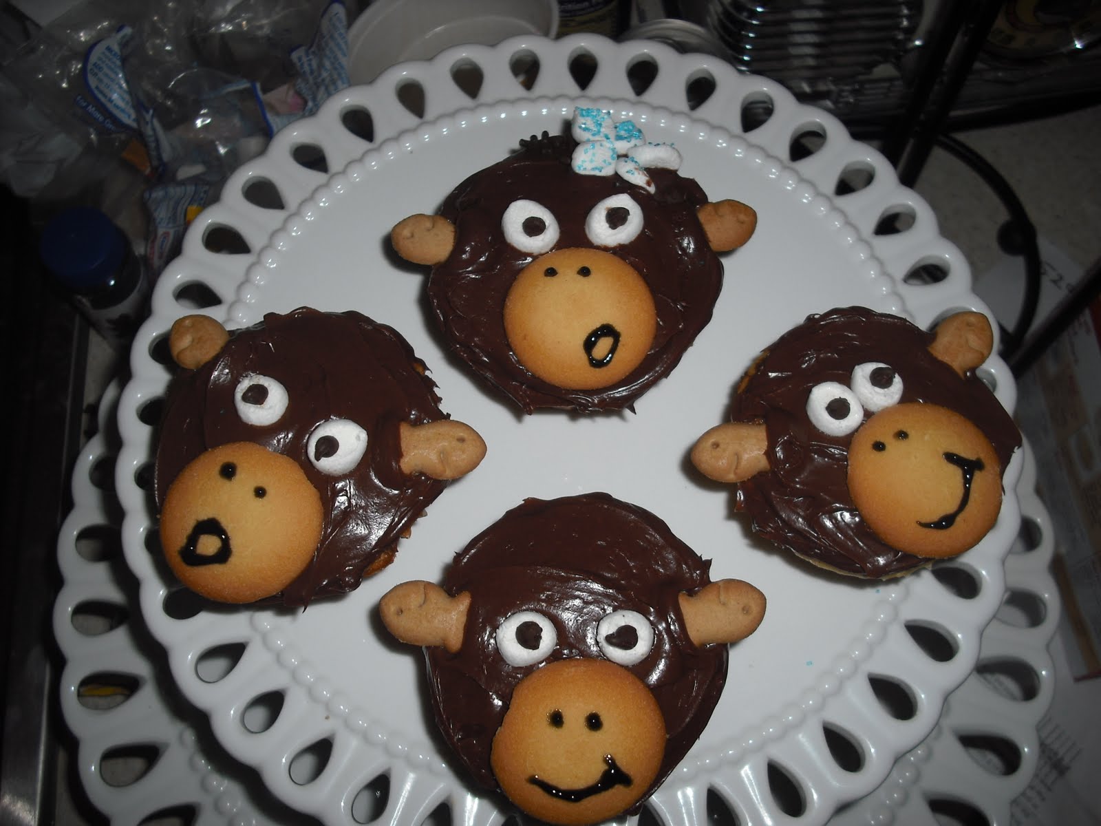 Polka Dots and Recipes: Monkey Cupcakes!