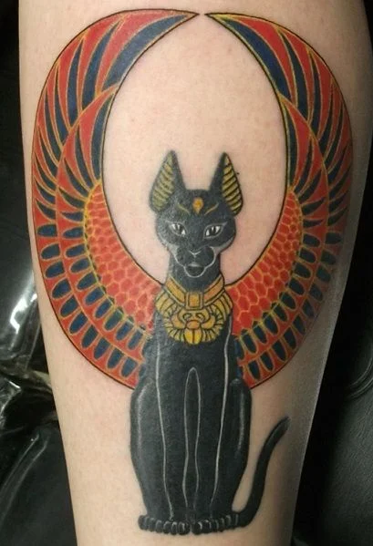 chica con tatuaje de gato