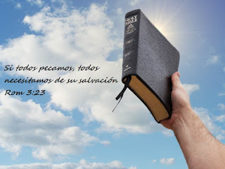 Hombre sosteniendo una Biblia, Romanos 3:23 cita bíblica