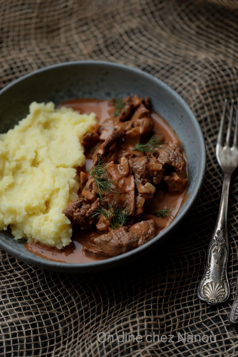 recette russe, boeuf émincé , strogonoff , purée , champignons