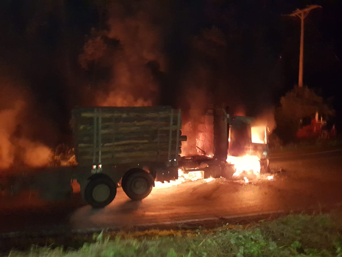 Araucanía: Queman camión en protesta a "Plan Impulso Araucanía", entre Contulmo y Cañete sector Chan Chan